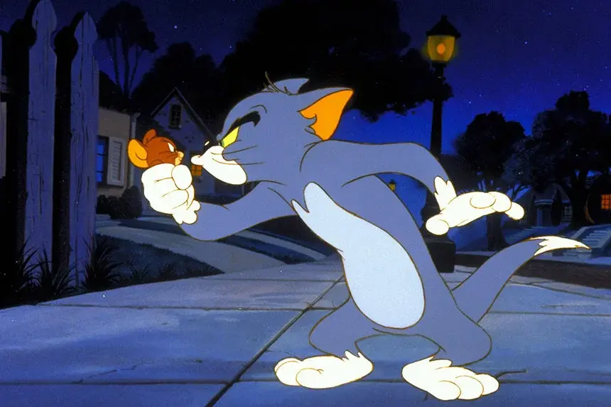 《猫和老鼠》动画剧照,夜晚街道,汤姆将杰瑞握在掌心。